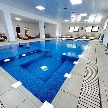 Hotel Class Brezoi Kültér fotó