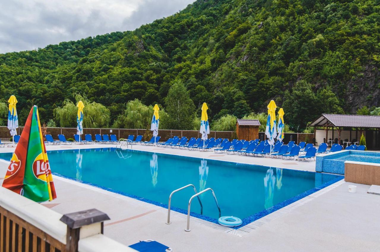 Hotel Class Brezoi Kültér fotó