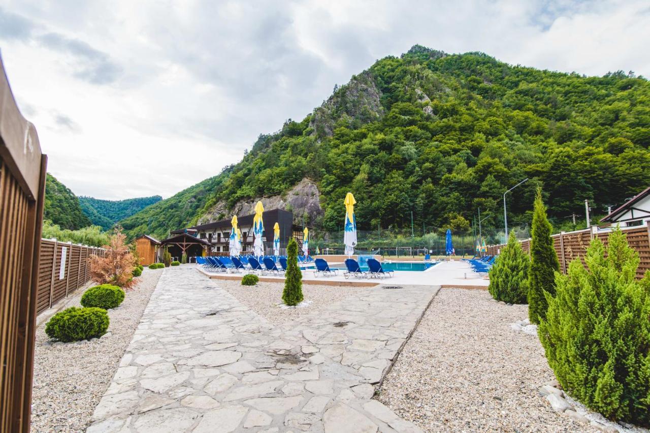 Hotel Class Brezoi Kültér fotó