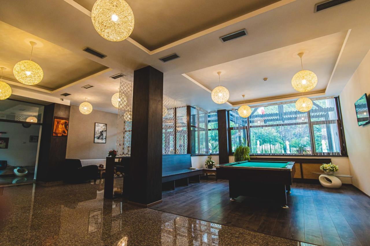 Hotel Class Brezoi Kültér fotó