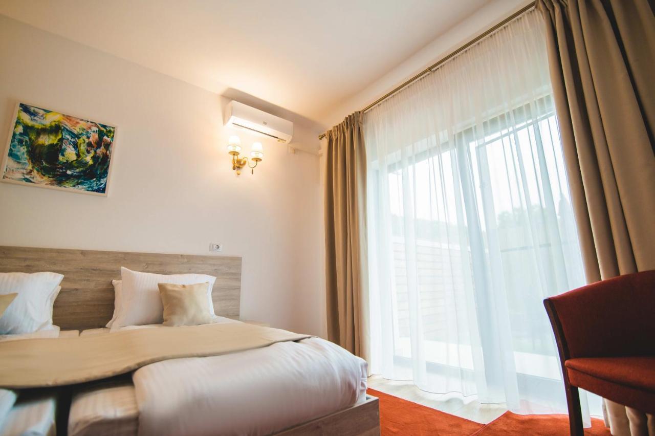 Hotel Class Brezoi Kültér fotó