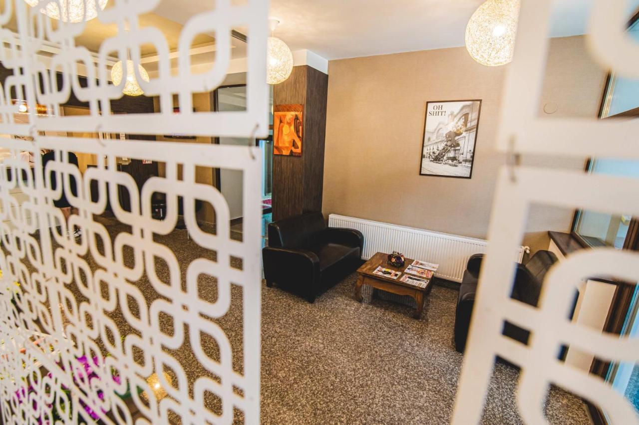 Hotel Class Brezoi Kültér fotó