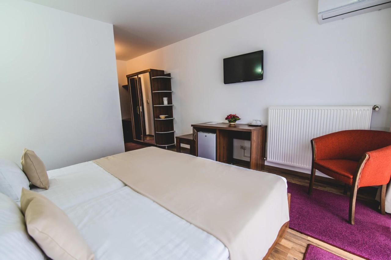 Hotel Class Brezoi Kültér fotó