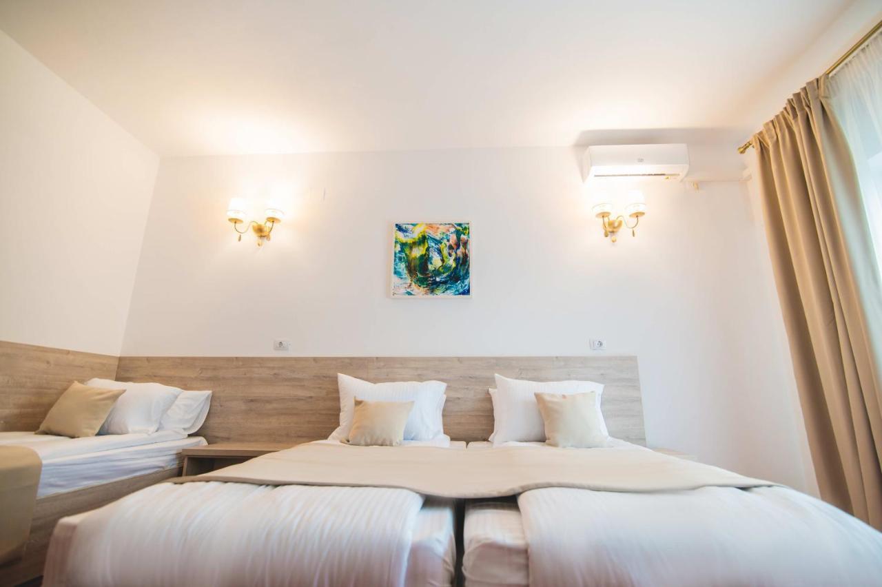Hotel Class Brezoi Kültér fotó