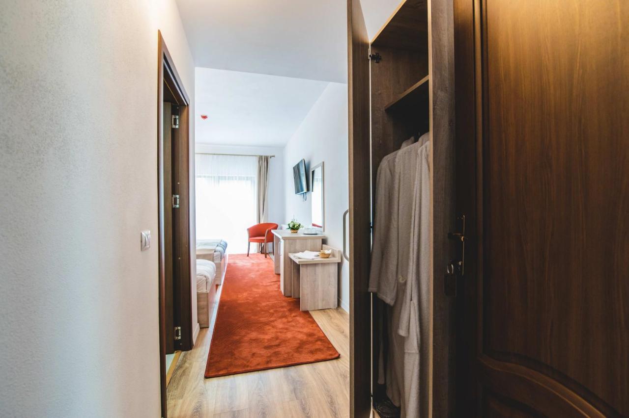 Hotel Class Brezoi Kültér fotó