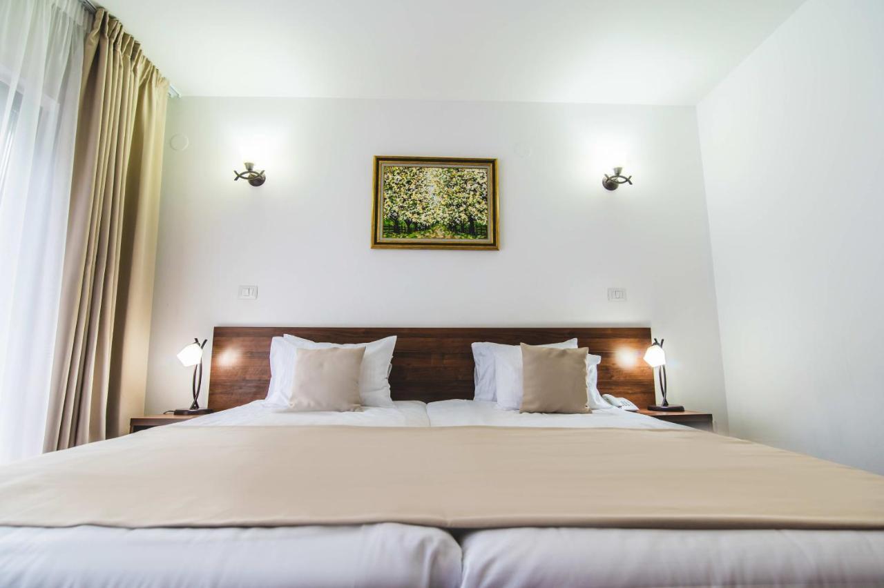 Hotel Class Brezoi Kültér fotó