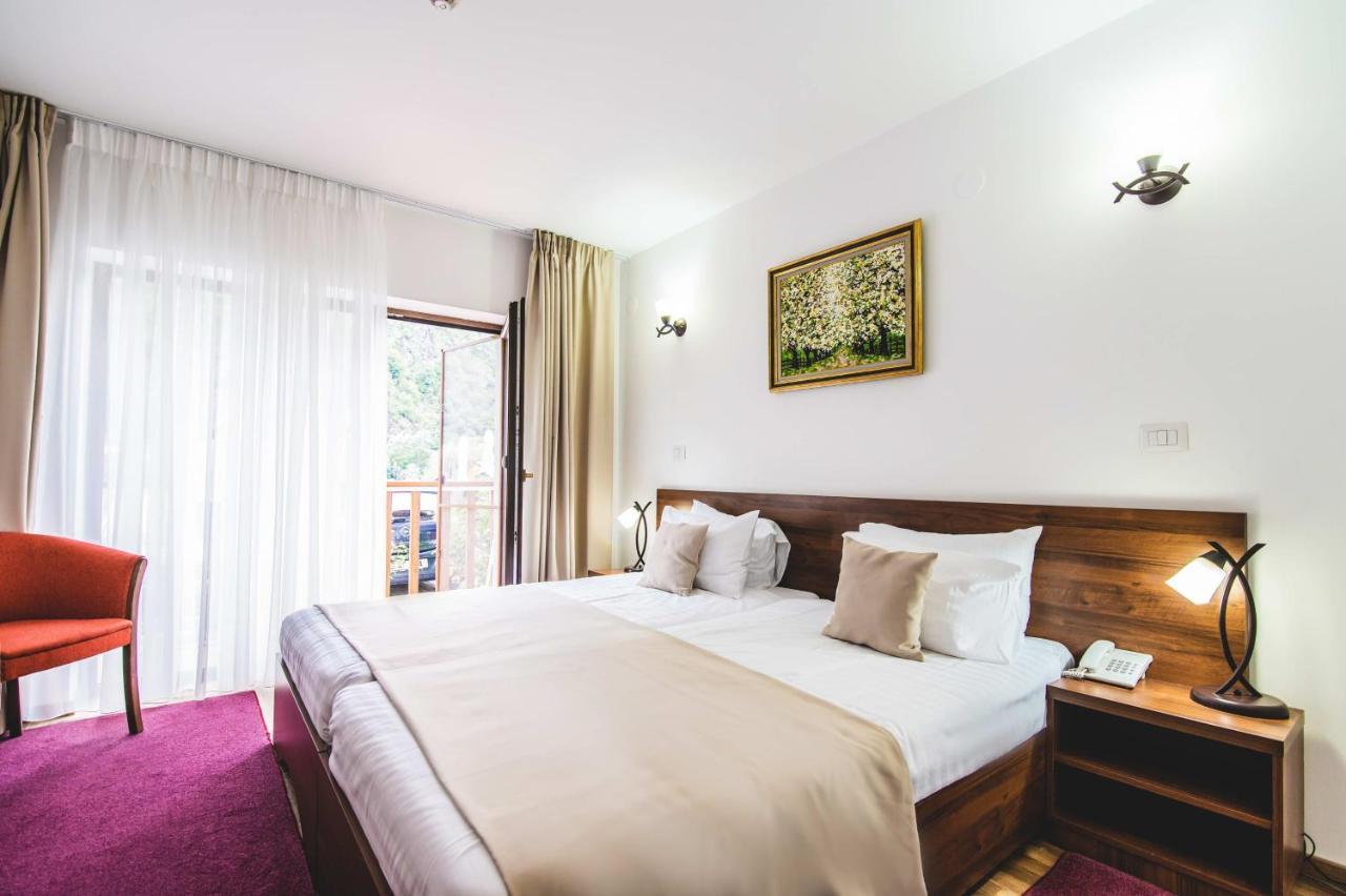 Hotel Class Brezoi Kültér fotó
