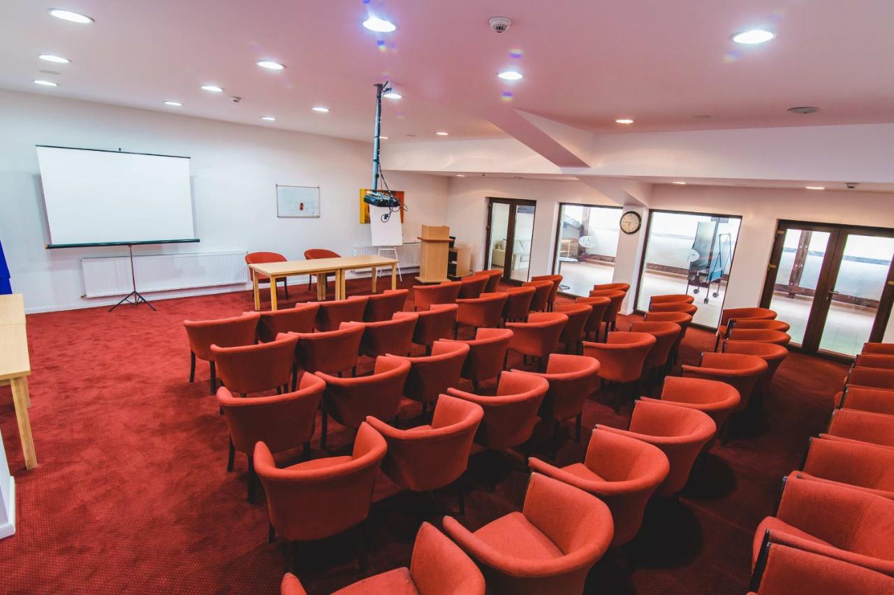 Hotel Class Brezoi Kültér fotó