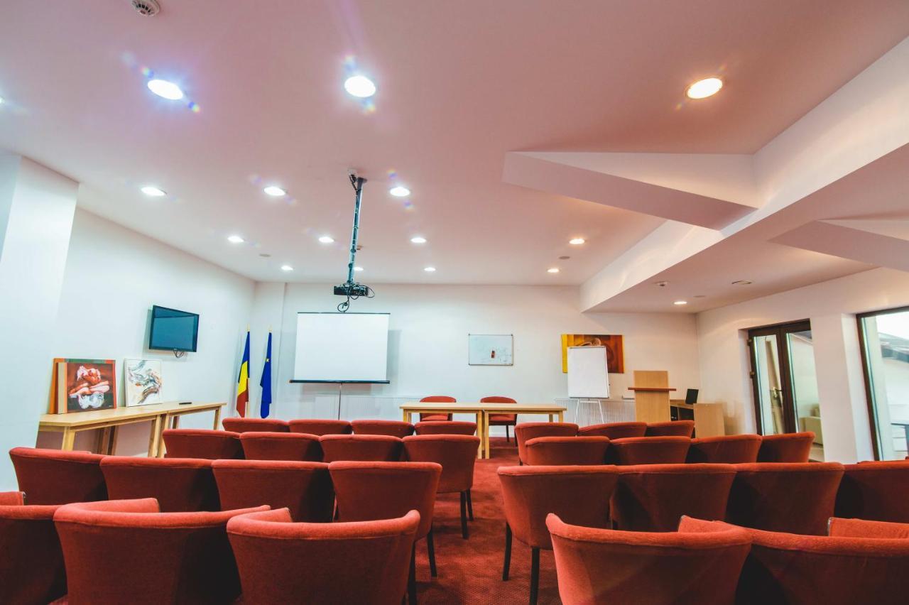Hotel Class Brezoi Kültér fotó