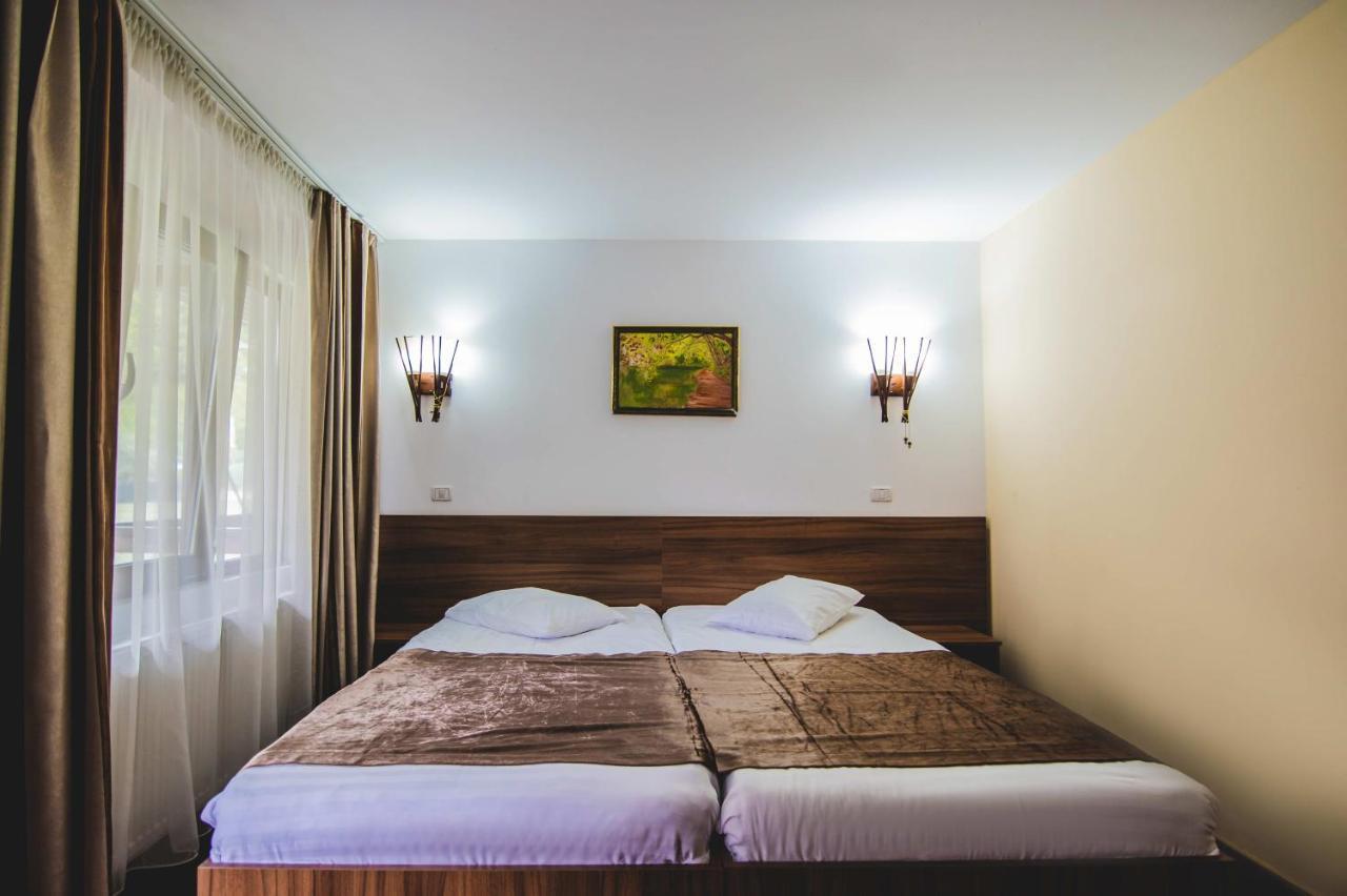 Hotel Class Brezoi Kültér fotó