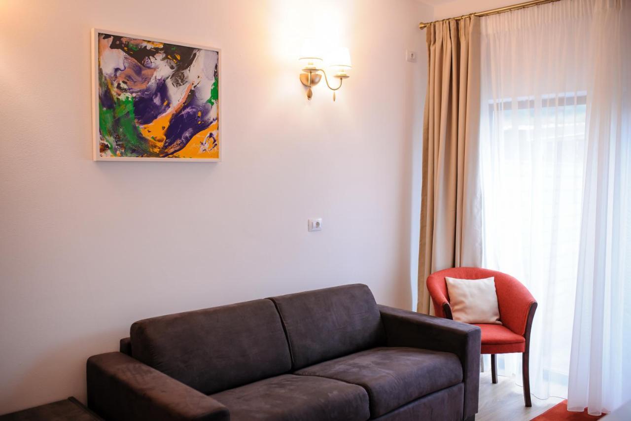 Hotel Class Brezoi Kültér fotó