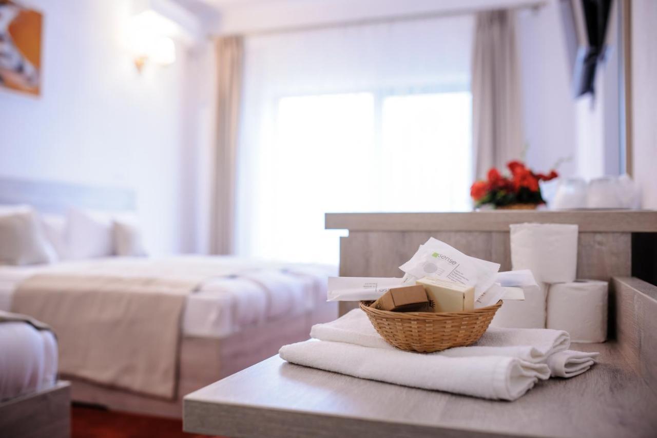 Hotel Class Brezoi Kültér fotó
