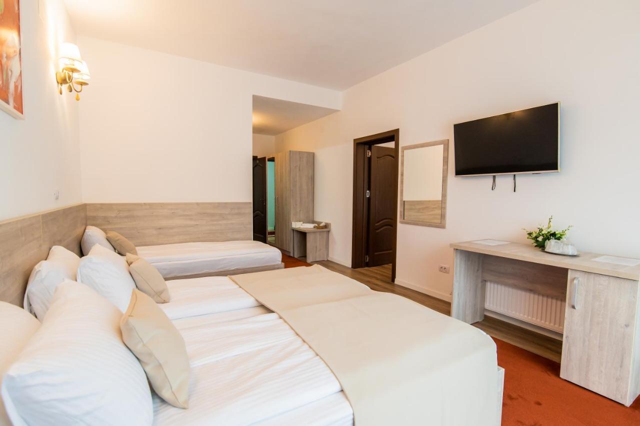 Hotel Class Brezoi Kültér fotó