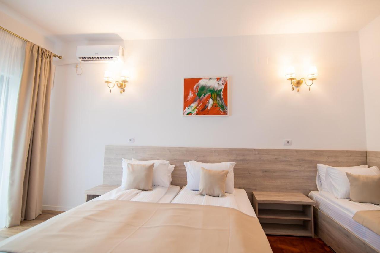 Hotel Class Brezoi Kültér fotó