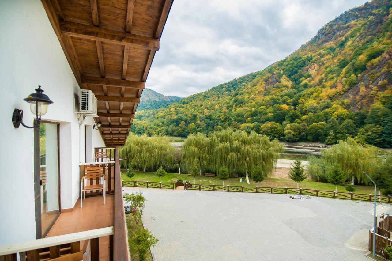Hotel Class Brezoi Kültér fotó