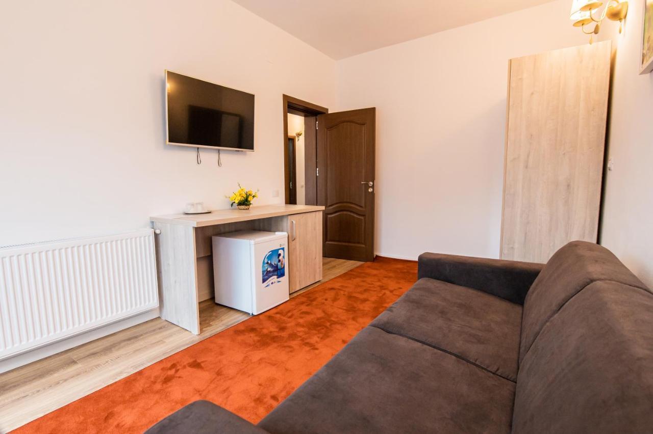Hotel Class Brezoi Kültér fotó