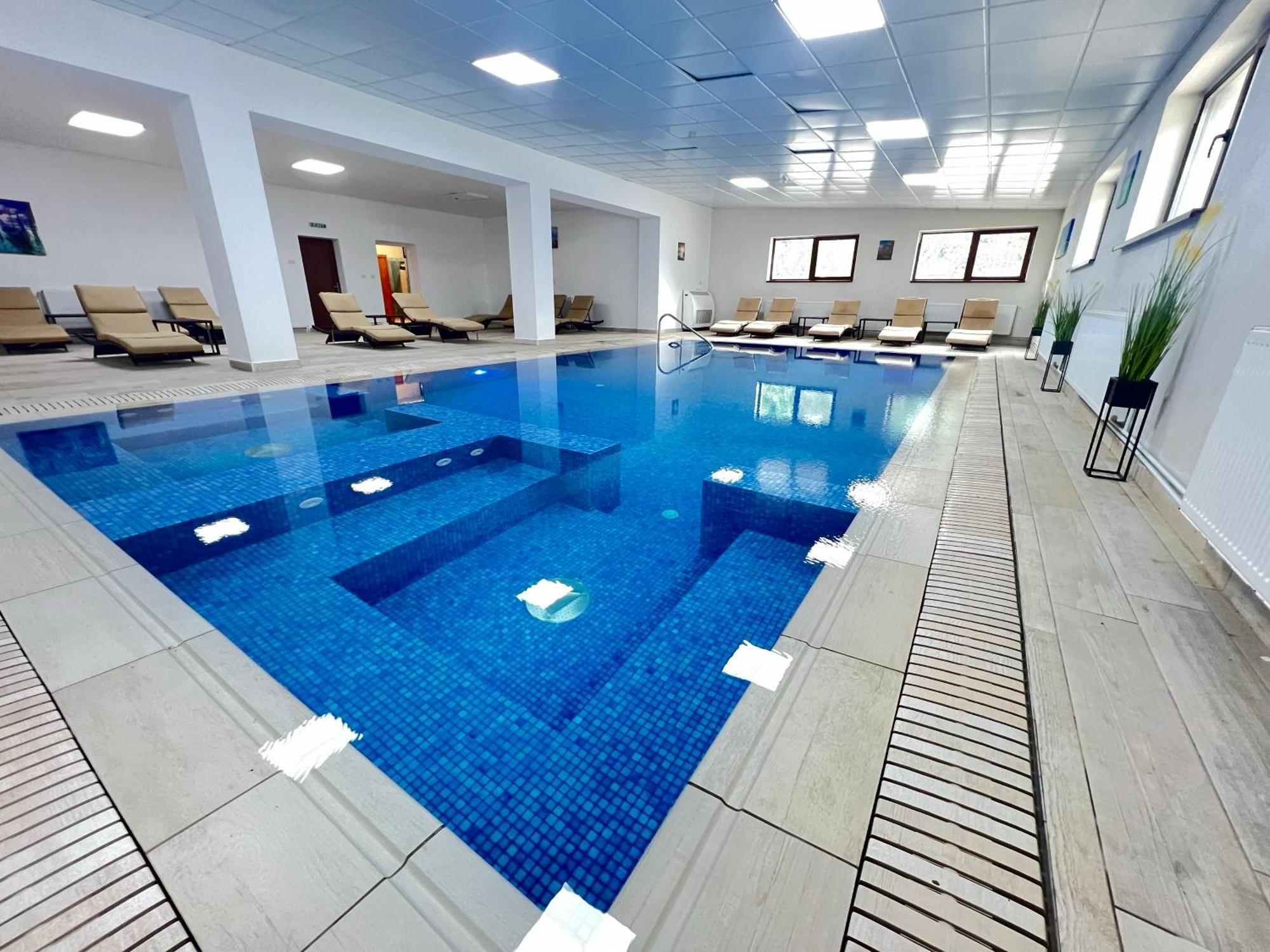 Hotel Class Brezoi Kültér fotó
