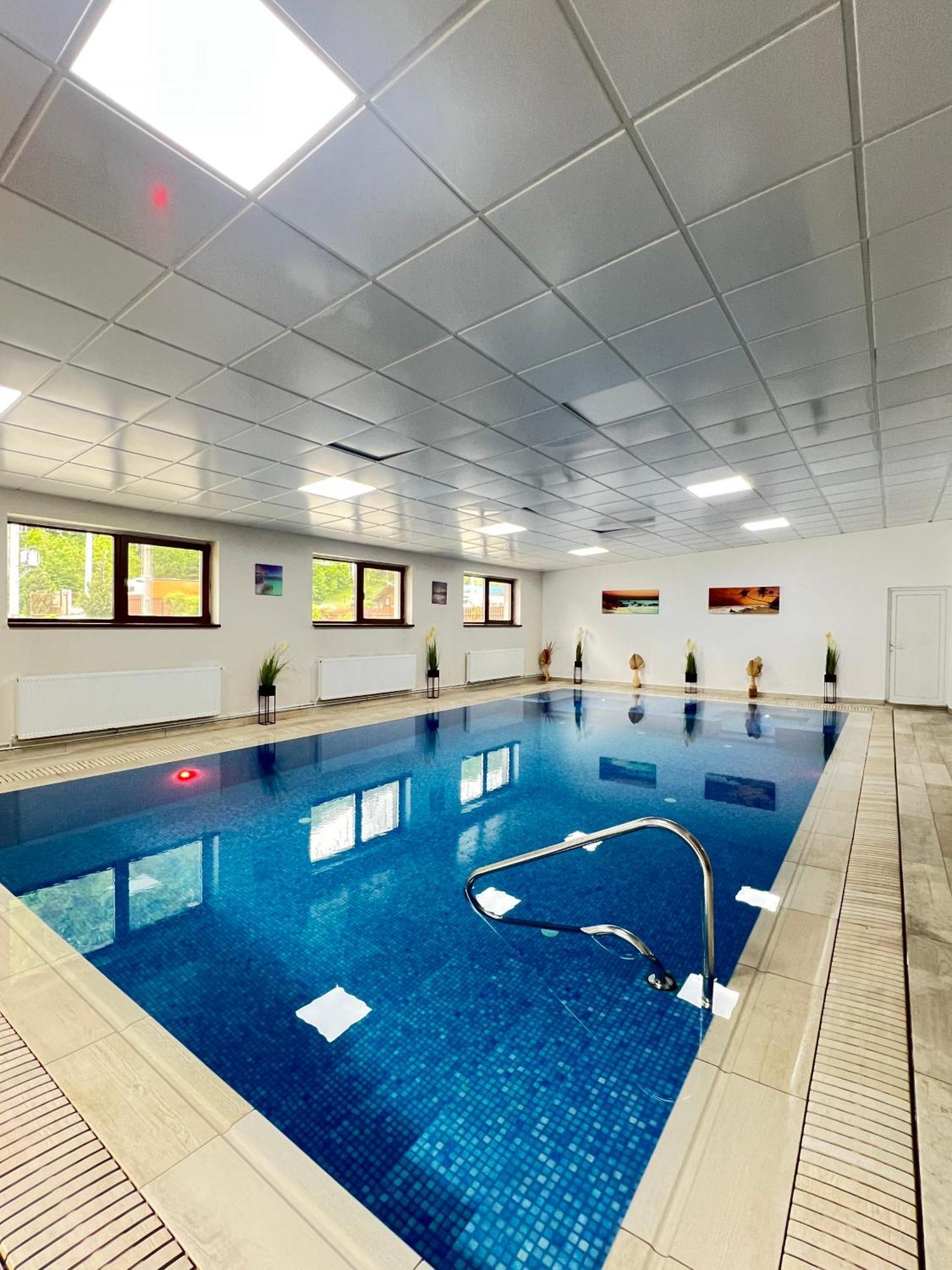 Hotel Class Brezoi Kültér fotó
