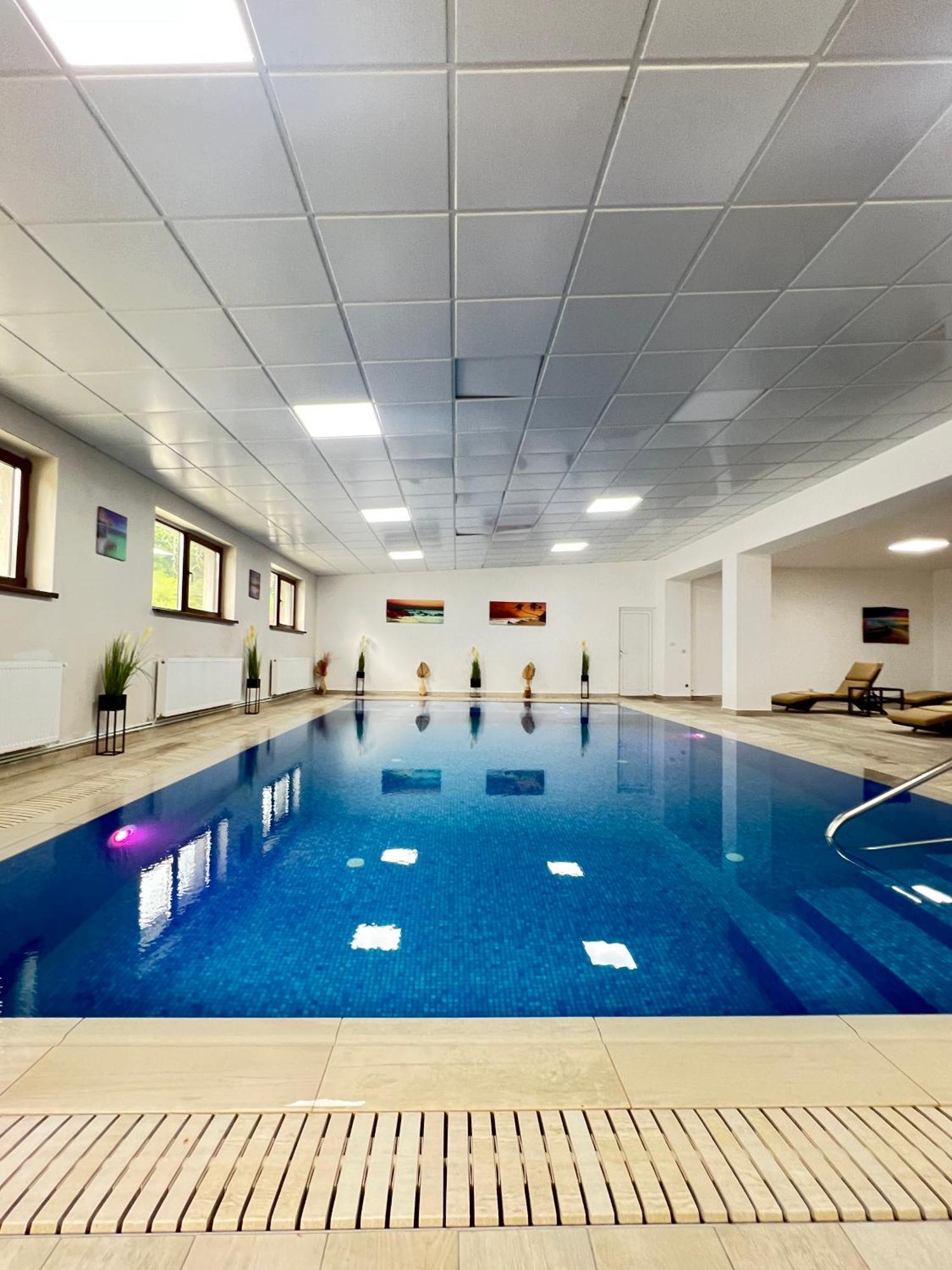 Hotel Class Brezoi Kültér fotó